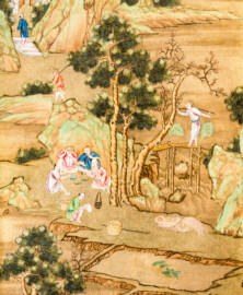 Schloss und Schlossgarten Schwetzingen - Garten - Badhaus - Von innen - Chinesisches Zimmer - Tapete, rechts der Tür, mittig - Ausschnitt aus der chinesischen Papiertapete - Darstellung von Szenen des Reisanbaus (Herkunft und Datierung: unbekannt; Breite x Höhe: ca. 2,5 x 0,85 Meter; Bahn herausgeschnitten aus größerer Tapete) (Gesamter Bau: Länge x Breite ca. 18 x 14 Meter, Höhe ca. 10 Meter; Architekt: Nicolas de Pigage (1723-1796); Bauzeit: 1768-1772; Gesamtinstandsetzung innen und außen: 1999-2006) (aufgenommen im Juli 2026, am Nachmittag)