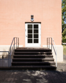 Schloss und Schlossgarten Schwetzingen - Garten - Schlosstheater - Von Osten - Blick vom Gesandtenhausgarten auf die Treppe und die (Notausgangs-) Tür zum nordöstlichen Treppenhaus (Gesamter Bau: Länge x Breite: ca. 62 x 35 Meter; Architekt: Nicolas de Pigage (1723-1796); Bauzeit: 1752-1753, Erweiterung 1762, Sanierung: 1937, Renovierung: 1952, Generalsanierung / Umbau 1971-1974, Restaurierung: 1999-2005) (aufgenommen im Juli 2026, am späten Vormittag)
