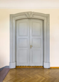 Schloss und Schlossgarten Schwetzingen - Garten - Gesandtenhaus (ehemaliges Prinzenhaus) / Amtsgericht - Von Innen - 1. Obergeschoss - Großer Sitzungssaal - Von Osten - Blick vom Treppenhaus auf die Tür zum Saal (aufgenommen im August 2026, am späten Nachmittag)