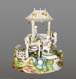 Schloss und Schlossgarten Schwetzingen - Garten - Badhaus - Von innen - Chinesisches Zimmer - Figurengruppe aus Porzellan auf Eckschrank in nordöstlicher Ecke - Großes Chinesenhaus, polychrom bemalt und goldstaffiert (Entwurf: Carl Gottlieb Lück (1730–1776), Datierung wohl 1765–1768, Porzellanmanufaktur Frankenthal, Blaumarke: CT mit VIII, später evtl. von Porzellanmanufaktur Nymphenburg erneut ausgeformt, Höhe 30 cm) (Gesamter Bau: Länge x Breite ca. 18 x 14 Meter, Höhe ca. 10 Meter; Architekt: Nicolas de Pigage (1723-1796); Bauzeit: 1768-1772; Gesamtinstandsetzung innen und außen: 1999-2006) (aufgenommen im September 2026, am frühen Nachmittag)