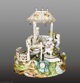 Schloss und Schlossgarten Schwetzingen - Garten - Badhaus - Von innen - Chinesisches Zimmer - Figurengruppe aus Porzellan auf Eckschrank in nordöstlicher Ecke - Großes Chinesenhaus, polychrom bemalt und goldstaffiert (Entwurf: Carl Gottlieb Lück (1730–1776), Datierung wohl 1765–1768, Porzellanmanufaktur Frankenthal, Blaumarke: CT mit VIII, später evtl. von Porzellanmanufaktur Nymphenburg erneut ausgeformt, Höhe 30 cm) (Gesamter Bau: Länge x Breite ca. 18 x 14 Meter, Höhe ca. 10 Meter; Architekt: Nicolas de Pigage (1723-1796); Bauzeit: 1768-1772; Gesamtinstandsetzung innen und außen: 1999-2006) (aufgenommen im September 2026, am frühen Nachmittag)
