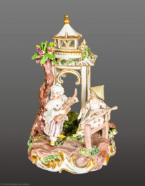 Schloss und Schlossgarten Schwetzingen - Garten - Badhaus - Von innen - Chinesisches Zimmer - Figurengruppe aus Porzellan auf Eckschrank in nordwestlicher Ecke - Kleines Chinahaus mit zwei Musikanten, polychrome Aufglasurbemalung und Vergoldung (Entwurf: wohl Carl Gottlieb Lück (1730–1776), Datierung wohl 1770–1772, Porzellanmanufaktur Frankenthal) (Gesamter Bau: Länge x Breite ca. 18 x 14 Meter, Höhe ca. 10 Meter; Architekt: Nicolas de Pigage (1723-1796); Bauzeit: 1768-1772; Gesamtinstandsetzung innen und außen: 1999-2006) (aufgenommen im September 2026, am frühen Nachmittag)