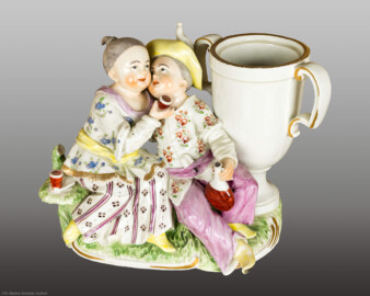 Schloss und Schlossgarten Schwetzingen - Garten - Badhaus - Von innen - Chinesisches Zimmer - Figurengruppe aus Porzellan auf Eckschrank in südöstlicher Ecke - Figürliches Gefäß mit trinkendem Chinesenpaar (Künstler, Manufaktur, Datierung dem Autor unbekannt) (Gesamter Bau: Länge x Breite ca. 18 x 14 Meter, Höhe ca. 10 Meter; Architekt: Nicolas de Pigage (1723-1796); Bauzeit: 1768-1772; Gesamtinstandsetzung innen und außen: 1999-2006) (aufgenommen im September 2026, am frühen Nachmittag)