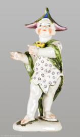 Schloss und Schlossgarten Schwetzingen - Garten - Badhaus - Von innen - Chinesisches Zimmer - Porzellanfigur auf Wandkonsole, rechts des Kamins, 2. Konsole von unten - Kostümierter Knabe (Entfurf: dem Autor nicht bekannt, Datierung: wohl um 1765, Frankenthaler Porzellanmanufaktur, Material: polychrom bemaltes und goldstaffiertes Porzellan) (Gesamter Bau: Länge x Breite ca. 18 x 14 Meter, Höhe ca. 10 Meter; Architekt: Nicolas de Pigage (1723-1796); Bauzeit: 1768-1772; Gesamtinstandsetzung innen und außen: 1999-2006) (aufgenommen im September 2026, am Nachmittag)