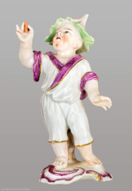 Schloss und Schlossgarten Schwetzingen - Garten - Badhaus - Von innen - Chinesisches Zimmer - Porzellanfigur auf Wandkonsole, links des Kamins, 2. Konsole von unten - Kostümierter Knabe (Entfurf: dem Autor nicht bekannt, Datierung: wohl 1760–1775, Frankenthaler Porzellanmanufaktur, Material: polychrom bemaltes und goldstaffiertes Porzellan) (Gesamter Bau: Länge x Breite ca. 18 x 14 Meter, Höhe ca. 10 Meter; Architekt: Nicolas de Pigage (1723-1796); Bauzeit: 1768-1772; Gesamtinstandsetzung innen und außen: 1999-2006) (aufgenommen im September 2026, am Nachmittag)