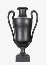 Schloss und Schlossgarten Schwetzingen - Garten - Badhaus - Von innen - Schreibzimmer - Kaminsims (rechte Seite) - Wedgwood-Vase: zweihenklige klassizistische Vase aus schwarzem Steinzeug (Manufaktur: Wedgwood & Bentley / Etruria, England; Datierung: vermutlich 1770er Jahre, Material: Black Basalt; aus dem Besitz der Markgrafen von Baden für das Badhaus erworben; Ersatz für ursprünglich im Badhaus befindliche schwarze Urnen von Wedgwood) (Gesamter Bau: Länge x Breite ca. 18 x 14 Meter, Höhe ca. 10 Meter; Architekt: Nicolas de Pigage (1723-1796); Bauzeit: 1768-1772; Gesamtinstandsetzung innen und außen: 1999-2006) (aufgenommen im September 2026, am Nachmittag)