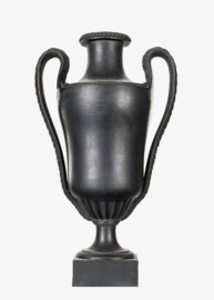 Schloss und Schlossgarten Schwetzingen - Garten - Badhaus - Von innen - Schreibzimmer - Kaminsims (rechte Seite) - Wedgwood-Vase: zweihenklige klassizistische Vase aus schwarzem Steinzeug (Manufaktur: Wedgwood & Bentley / Etruria, England; Datierung: vermutlich 1770er Jahre, Material: Black Basalt; aus dem Besitz der Markgrafen von Baden für das Badhaus erworben; Ersatz für ursprünglich im Badhaus befindliche schwarze Urnen von Wedgwood) (Gesamter Bau: Länge x Breite ca. 18 x 14 Meter, Höhe ca. 10 Meter; Architekt: Nicolas de Pigage (1723-1796); Bauzeit: 1768-1772; Gesamtinstandsetzung innen und außen: 1999-2006) (aufgenommen im September 2026, am Nachmittag)