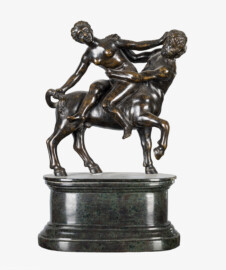 Schloss und Schlossgarten Schwetzingen - Garten - Badhaus - Von innen - Schreibzimmer - Kaminsims (Mitte) - Kentaur mit Bacchantin auf Steinsockel (Manufaktur: vermutlich Wedgwood, England; Datierung: wohl 1770er Jahre; Material: Black Basalt / schwarzes Steinzeug) (Gesamter Bau: Länge x Breite ca. 18 x 14 Meter, Höhe ca. 10 Meter; Architekt: Nicolas de Pigage (1723-1796); Bauzeit: 1768-1772; Gesamtinstandsetzung innen und außen: 1999-2006) (aufgenommen im September 2026, am späten Nachmittag)