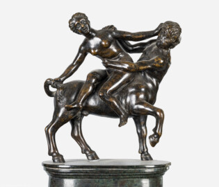 Schloss und Schlossgarten Schwetzingen - Garten - Badhaus - Von innen - Schreibzimmer - Kaminsims (Mitte) - Kentaur mit Bacchantin auf Steinsockel (Manufaktur: vermutlich Wedgwood, England; Datierung: wohl 1770er Jahre; Material: Black Basalt / schwarzes Steinzeug) (Gesamter Bau: Länge x Breite ca. 18 x 14 Meter, Höhe ca. 10 Meter; Architekt: Nicolas de Pigage (1723-1796); Bauzeit: 1768-1772; Gesamtinstandsetzung innen und außen: 1999-2006) (aufgenommen im September 2026, am späten Nachmittag)