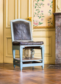 Schloss und Schlossgarten Schwetzingen - Garten - Badhaus - Von innen - Schlafzimmer - Toilettenstuhl - Von Norden - Blick auf den Toilettenstuhl (aus der dahinter liegenden Retirade) mit gläsernem Nachttopf (Gesamter Bau: Länge x Breite ca. 18 x 14 Meter, Höhe ca. 10 Meter; Architekt: Nicolas de Pigage (1723-1796); Bauzeit: 1768-1772; Gesamtinstandsetzung innen und außen: 1999-2006) (aufgenommen im September 2026, am Nachmittag)