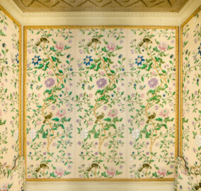 Schloss und Schlossgarten Schwetzingen - Garten - Badhaus - Von innen - Schlafzimmer - Alkoven - Von Westen - Blick auf die Rückwand und Anschnitte der Seitenwände des Alkovens, ausgestattet mit floraler Seidentapete (Gesamter Bau: Länge x Breite ca. 18 x 14 Meter, Höhe ca. 10 Meter; Architekt: Nicolas de Pigage (1723-1796); Bauzeit: 1768-1772; Gesamtinstandsetzung innen und außen: 1999-2006) (aufgenommen im September 2026, am späten Nachmittag)