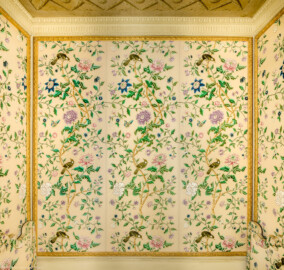 Schloss und Schlossgarten Schwetzingen - Garten - Badhaus - Von innen - Schlafzimmer - Alkoven - Von Westen - Blick auf die Rückwand und Anschnitte der Seitenwände des Alkovens, ausgestattet mit floraler Seidentapete (Gesamter Bau: Länge x Breite ca. 18 x 14 Meter, Höhe ca. 10 Meter; Architekt: Nicolas de Pigage (1723-1796); Bauzeit: 1768-1772; Gesamtinstandsetzung innen und außen: 1999-2006) (aufgenommen im September 2026, am späten Nachmittag)