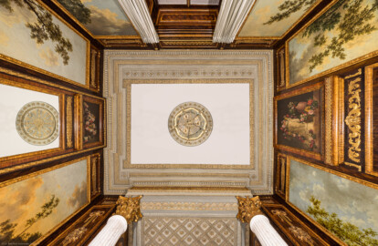 Schloss und Schlossgarten Schwetzingen - Garten - Badhaus - Von innen - Schreibzimmer - Von unten - Zentraler Blick nach oben auf die Decke sowie auf die Anschnitte der Wände; Westen ist im Bild unten (Gesamter Bau: Länge x Breite ca. 18 x 14 Meter, Höhe ca. 10 Meter; Architekt: Nicolas de Pigage (1723-1796); Bauzeit: 1768-1772; Gesamtinstandsetzung innen und außen: 1999-2006) (aufgenommen im Oktober 2026, am frühen Nachmittag)
