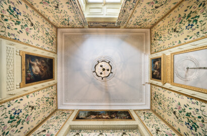 Schloss und Schlossgarten Schwetzingen - Garten - Badhaus - Von innen - Schlafzimmer - Von unten - Zentraler Blick nach oben auf die Decke sowie auf die Anschnitte der Wände; Westen ist im Bild oben (Gesamter Bau: Länge x Breite ca. 18 x 14 Meter, Höhe ca. 10 Meter; Architekt: Nicolas de Pigage (1723-1796); Bauzeit: 1768-1772; Gesamtinstandsetzung innen und außen: 1999-2006) (aufgenommen im Oktober 2026, am Nachmittag)