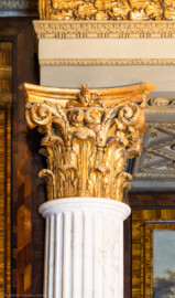 Schloss und Schlossgarten Schwetzingen - Garten - Badhaus - Von innen - Schreibzimmer - Westwand / Alkoven - Von Osten - Blick nach Westen auf das Kapitell der südlichen kannelierten korinthischen Säule (Gesamter Bau: Länge x Breite ca. 18 x 14 Meter, Höhe ca. 10 Meter; Architekt: Nicolas de Pigage (1723-1796); Bauzeit: 1768-1772; Gesamtinstandsetzung innen und außen: 1999-2006) (aufgenommen im Oktober 2026, am Nachmittag)