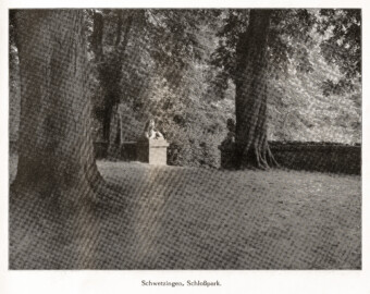 Schloss und Schlossgarten Schwetzingen - Schlosspark, Löwen am Eingang zum Moscheegarten / Türkischen Garten (Bildnachweis: Seite 11 des Buchs "Hermann Eris Busse: Baden - 80 Naturaufnahmen - 1925"; Reproduktion durch Andreas Froncala, Berlin. Februar 2024) Schloss und Schlossgarten Schwetzingen - Schlosspark, Löwen am Eingang zum Moscheegarten / Türkischen Garten (Bildnachweis: Seite 11 des Buchs "Hermann Eris Busse: Baden - 80 Naturaufnahmen - 1925"; Reproduktion durch Andreas Froncala, Berlin. Februar 2024)