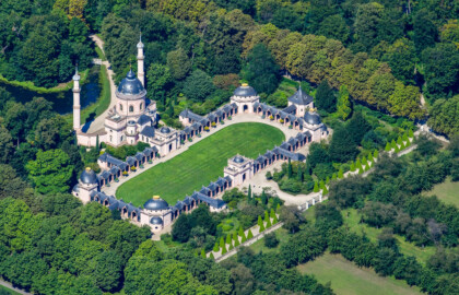 Schloss und Schlossgarten Schwetzingen - Luftbild - Ansicht der Moschee von Südosten - (Bildnachweis: Fotograf Carsten Steger; aufgenommen im August 2021, um die Mittagszeit; https://commons.wikimedia.org/wiki/File:Aerial_image_of_the_Mosque_in_the_Schwetzingen_Palace_gardens_(view_from_the_southeast).jpg; CC BY-SA 4.0 / https://creativecommons.org/licenses/by-sa/4.0/deed.en; Bild editiert von Manfred Schneider) Schloss und Schlossgarten Schwetzingen - Luftbild - Ansicht der Moschee von Südosten - (Bildnachweis: Fotograf Carsten Steger; aufgenommen im August 2021, um die Mittagszeit; https://commons.wikimedia.org/wiki/File:Aerial_image_of_the_Mosque_in_the_Schwetzingen_Palace_gardens_(view_from_the_southeast).jpg; CC BY-SA 4.0 / https://creativecommons.org/licenses/by-sa/4.0/deed.en; Bild editiert von Manfred Schneider)