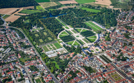 Schloss und Schlossgarten Schwetzingen - Luftbild - Ansicht von Südosten - (Bildnachweis: Fotograf Carsten Steger; aufgenommen im August 2021, um die Mittagszeit; https://commons.wikimedia.org/wiki/File:Aerial_image_of_the_Schwetzingen_Palace_and_gardens_(view_from_the_southeast).jpg; CC BY-SA 4.0 / https://creativecommons.org/licenses/by-sa/4.0/deed.en; Bild editiert von Manfred Schneider) Schloss und Schlossgarten Schwetzingen - Luftbild - Ansicht von Südosten - (Bildnachweis: Fotograf Carsten Steger; aufgenommen im August 2021, um die Mittagszeit; https://commons.wikimedia.org/wiki/File:Aerial_image_of_the_Schwetzingen_Palace_and_gardens_(view_from_the_southeast).jpg; CC BY-SA 4.0 / https://creativecommons.org/licenses/by-sa/4.0/deed.en; Bild editiert von Manfred Schneider)