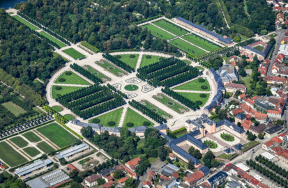 Schloss und Schlossgarten Schwetzingen - Luftbild - Ansicht von Südosten - (Bildnachweis: Fotograf Carsten Steger; aufgenommen im August 2021, um die Mittagszeit; https://commons.wikimedia.org/wiki/File:Aerial_image_of_the_Schwetzingen_Palace_and_main_parterre_(view_from_the_southeast).jpg; CC BY-SA 4.0 / https://creativecommons.org/licenses/by-sa/4.0/deed.en; Bild editiert von Manfred Schneider) Schloss und Schlossgarten Schwetzingen - Luftbild - Ansicht von Südosten - (Bildnachweis: Fotograf Carsten Steger; aufgenommen im August 2021, um die Mittagszeit; https://commons.wikimedia.org/wiki/File:Aerial_image_of_the_Schwetzingen_Palace_and_main_parterre_(view_from_the_southeast).jpg; CC BY-SA 4.0 / https://creativecommons.org/licenses/by-sa/4.0/deed.en; Bild editiert von Manfred Schneider)