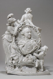 Schloss und Schlossgarten Schwetzingen - Figuren: Apotheose des Kurfürstenpaares Carl Theodor und Elisabeth Auguste, 1769 (Bildhauer: Franz Conrad Linck (1730-1793); Manufaktur: Porzellanmanufaktur Frankenthal; Bildnachweis: Bayerisches Nationalmuseum, https://www.bayerisches-nationalmuseum.de/sammlung/00076413, CC BY-NC-ND 4.0) Schloss und Schlossgarten Schwetzingen - Figuren: Apotheose des Kurfürstenpaares Carl Theodor und Elisabeth Auguste, 1769 (Bildhauer: Franz Conrad Linck (1730-1793); Manufaktur: Porzellanmanufaktur Frankenthal; Bildnachweis: Bayerisches Nationalmuseum, https://www.bayerisches-nationalmuseum.de/sammlung/00076413, CC BY-NC-ND 4.0)