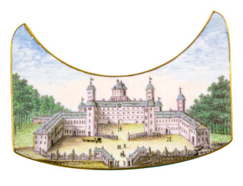 Schloss und Schlossgarten Schwetzingen - Ansicht des Schwetzinger Schlosses (das einzige Bildnis des Schlosses, auf dem die Sternwarte oben auf dem Mittelbau zu sehen ist) (Rechteckiges Porzellanplättchen, Herkunft: Porzellanmanufaktur Frankenthal, Datierung: 1770; Standort: Bayerisches Nationalmuseum, Inventarnummer: 13/155.20; Bildnachweis: © Bayerisches Nationalmuseum, Karl-Michael Vetters, CC BY-NC-ND 4.0; https://www.bayerisches-nationalmuseum.de/sammlung/00210178)