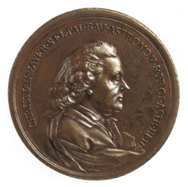 Schloss und Schlossgarten Schwetzingen - Gedenkmedaille für Christian Mayer, 1719-1783, Experimentalphysiker, Astronom, Geodät, Kartograph, Meteorologe, Jesuit (Medailleur: Hans Heinrich Boltshauser (1754-1812), Datierung: 1783; Material: Bronze, Durchmesser: 43,9 mm; Umschrift: CHRISTIAN . MAYER . S . EL . PAL . BAV . ASTRONOM . & . PROF . ASTR . HEID . ) (Bildnachweis: Universitätsbibliothek Heidelberg, https://heidicon.ub.uni-heidelberg.de/#/detail/658007)