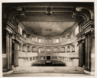 Schloss und Schlossgarten Schwetzingen - Hoftheater Schwetzingen, um 1900 - Universitätsbibliothek Heidelberg - Signatur Graph. Slg. A_0793 - https://heidicon.ub.uni-heidelberg.de/iiif/2/198434%3A215578 - Public Domain Schloss und Schlossgarten Schwetzingen - Hoftheater Schwetzingen, um 1900 - Universitätsbibliothek Heidelberg - Signatur Graph. Slg. A_0793 - https://heidicon.ub.uni-heidelberg.de/iiif/2/198434%3A215578 - Public Domain