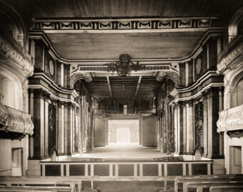 Schloss und Schlossgarten Schwetzingen - Hoftheater Schwetzingen, Bühne, um 1900 - Universitätsbibliothek Heidelberg - Signatur Graph. Slg. A_0794 - https://heidicon.ub.uni-heidelberg.de#/detail/744528 - Public Domain Schloss und Schlossgarten Schwetzingen - Hoftheater Schwetzingen, Bühne, um 1900 - Universitätsbibliothek Heidelberg - Signatur Graph. Slg. A_0794 - https://heidicon.ub.uni-heidelberg.de#/detail/744528 - Public Domain