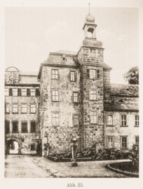 Schloss und Schlossgarten Schwetzingen - Abb. 23: Ansicht des Nordbaues vom Ehrenhof aus. Phot." des Buches "Heinrich Gropp: Das Schwetzinger Schloß zu Anfang des 18. Jahrhunderts – Dissertation – 1930" (Reproduktion durch Dr. Manfred Schneider, August 2023) Schloss und Schlossgarten Schwetzingen - Abb. 23: Ansicht des Nordbaues vom Ehrenhof aus. Phot." des Buches "Heinrich Gropp: Das Schwetzinger Schloß zu Anfang des 18. Jahrhunderts – Dissertation – 1930" (Reproduktion durch Dr. Manfred Schneider, August 2023)