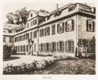 Schloss und Schlossgarten Schwetzingen - Abb. 27: "Ansicht des nördlichen Ehrenhofflügels. Phot." des Buches "Heinrich Gropp: Das Schwetzinger Schloß zu Anfang des 18. Jahrhunderts – Dissertation – 1930" (Reproduktion durch Dr. Manfred Schneider, August 2023) Schloss und Schlossgarten Schwetzingen - Abb. 27: "Ansicht des nördlichen Ehrenhofflügels. Phot." des Buches "Heinrich Gropp: Das Schwetzinger Schloß zu Anfang des 18. Jahrhunderts – Dissertation – 1930" (Reproduktion durch Dr. Manfred Schneider, August 2023)
