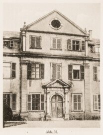 Schloss und Schlossgarten Schwetzingen - Abb. 32: "Risalit des nördl. Ehrenhofflügels. Phot." des Buches "Heinrich Gropp: Das Schwetzinger Schloß zu Anfang des 18. Jahrhunderts – Dissertation – 1930" (Reproduktion durch Dr. Manfred Schneider, August 2023) Schloss und Schlossgarten Schwetzingen - Abb. 32: "Risalit des nördl. Ehrenhofflügels. Phot." des Buches "Heinrich Gropp: Das Schwetzinger Schloß zu Anfang des 18. Jahrhunderts – Dissertation – 1930" (Reproduktion durch Dr. Manfred Schneider, August 2023)