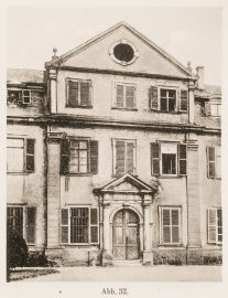 Schloss und Schlossgarten Schwetzingen - Abb. 32: "Risalit des nördl. Ehrenhofflügels. Phot." des Buches "Heinrich Gropp: Das Schwetzinger Schloß zu Anfang des 18. Jahrhunderts – Dissertation – 1930" (Reproduktion durch Dr. Manfred Schneider, August 2023) Schloss und Schlossgarten Schwetzingen - Abb. 32: "Risalit des nördl. Ehrenhofflügels. Phot." des Buches "Heinrich Gropp: Das Schwetzinger Schloß zu Anfang des 18. Jahrhunderts – Dissertation – 1930" (Reproduktion durch Dr. Manfred Schneider, August 2023)