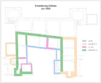 Schloss und Schlossgarten Schwetzingen - Erweiterungen des Grundrisses des Schlosses um 1655 (farbiger Grundriss nach dem Artikel "Peter Knoch und Robert Erb: Schlossgeschichte - von den Anfängen bis heute" in dem Buch "Stadt Schwetzingen (Herausgeber): Schwetzingen – Geschichte(n) einer Stadt – Band 1 – 2016"; grauer (heutiger) Grundriss nach Abb. 4 "Grundriß des Erdgeschosses" des Buches "Heinrich Gropp: Das Schwetzinger Schloß zu Anfang des 18. Jahrhunderts – Dissertation – 1930", Reproduktion durch Dr. Manfred Schneider, August 2023) Schloss und Schlossgarten Schwetzingen - Erweiterungen des Grundrisses des Schlosses um 1655 (farbiger Grundriss nach dem Artikel "Peter Knoch und Robert Erb: Schlossgeschichte - von den Anfängen bis heute" in dem Buch "Stadt Schwetzingen (Herausgeber): Schwetzingen – Geschichte(n) einer Stadt – Band 1 – 2016"; grauer (heutiger) Grundriss nach Abb. 4 "Grundriß des Erdgeschosses" des Buches "Heinrich Gropp: Das Schwetzinger Schloß zu Anfang des 18. Jahrhunderts – Dissertation – 1930", Reproduktion durch Dr. Manfred Schneider, August 2023)