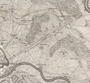 Schloss und Schlossgarten Schwetzingen -  Ausschnitt (mit Schwetzingen und der Grundlinie zur Vermessung der Kurpfalz) aus dem Übersichtsplan / Umgebungsplan Schwetzingen, 1773; Basis novae chartae Palatinae auspiciis, impensis, et imperio Clementissimo Ser. mi ac Potmi Principis Electoris Palatini Caroli Theodori descripta; Christian Mayer, Probeblatt zur Charta Palatina, gestochen E. Vevelst, Kupferstecher Mannheim; Die topographische Karte umfaßt das Gebiet links: Rohrbach / Heidelberg, rechts: Rheingönnheim / Mannheim, oben: Oftersheim / Ketsch, unten: Schriesheim / Käfertal. Höhenunterschiede mit Schraffen. Wald (stilisiert gezeichnete Bäume), Reben, Felder, baumbestandene Straßen, Wege und Gewässer (Rhein mit Inseln, Neckar) eingezeichnet. Orte im Grundriß mit Straßenzügen, Mannheim als Befestigungsanlage mit Brücke und Brückenkopf über dem Rhein, Ladenburg befestigt, Schwetzingen mit Gartenanlage. Titel in barockem Rahmen, rechts und links davon Legende (Bildnachweis: Generallandesarchiv H Mannheim 163, http://www.landesarchiv-bw.de/plink/?f=4-1723815)
