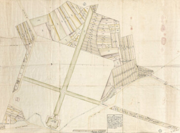 Schloss und Schlossgarten Schwetzingen -  Grundrissplan / Lageplan, nach 1756; "Grund-Ries üver die in Anno 1748 von Ihro Churfürst. Durchlaucht gnadigst verordnet und anbefohlen wordene nunmehro sogenannte Neue Statt in deren Schwetzinger Feldgütheren anzulegen"; Lageplan, Schloß, Nebengebäude, Orangerie und Gesandtenhaus, im Garten "Fasanenhaus" im Grundriß. Schloß-, Lust-, Gemüse- und Obstgarten. Umliegende Grundstücke mit Buchstaben und Nr., Größe und Besitzer in den reich verzierten Legenden links und rechts auf der Karte. Wiesen, Äcker, Gewässer, Alleen, Straßen und Wege eingezeichnet. Barocke Titelkartusche oben links mit den Initialen CT (Kurfürst Karl Theodor von der Pfalz), Fürstenhut und einem aufrecht stehenden Löwen. Kartusche rechts mit Fürstenhut, zwei Löwen, darin Namen der Auftraggeber und die der Kommission für die neue Orangerie und Gartenanlage. Barocke Kartusche rechts unten mit mehreren Veduten. Im Zentrum kurpfälzisches und wittelsbachisches Wappen mit Ordensbändern, darüber Fürstenhut. Rechts davon ein aufrechter Löwe mit einem Schwert, links Regimentsfahnen, Kanonen, Instrumente der Militärmusik und mehrere Kanonenkugeln. Rechts ein Gartenarchitekt mit Stechzirkel und Reißbrett. In der Vedute unter der Kartusche ein Steinmetz bei der Arbeit und ein an einem Baum sitzender Gärtner mit Spaten und Rechen (Bildnachweis: Generallandesarchiv Karlsruhe H Schwetzingen 2, http://www.landesarchiv-bw.de/plink/?f=4-1748561)