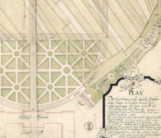 Schloss und Schlossgarten Schwetzingen -  Ausschnitt aus dem Enteignungsplan mit Darstellung des Gesandtenhauses - Grundrissplan / Lageplan, 1753; Enteignungsplan für die Gartenerweiterung vom Jahre 1753; "Grund-Riß über einige Güther, so zu Ihro Chur-Fürstlichen Durchlaucht neu anzulegenden Lust-Garten angewendet und denen hierin specificirten damahligen Possesores anderwärtig widerum vergüthet worden in dem 1753ten Jahr und Plan des Gartens und kurze Erklärung derer in diesem Grund Riß abgemessenen Güther, welche zu Iho Chur Fürst[liche]n Durch[leuch]t neuen anzulegenden Lust-Garten seind ernennet worden ..."; Lageplan eines Teils des Schwetzinger Schlosses, der Orangerie mit Nebengebäuden, des Gesandtenhauses, -gartens, -stalls und -vorhauses und der westlich anschließenden Feldflur und des Viehtriebs mit Überplanung für den Lustgarten, Gemüsegarten, Obstgarten und neue Orangerie (Bildnachweis: Generallandesarchiv Karlsruhe H Schwetzingen 5 Bild 1, http://www.landesarchiv-bw.de/plink/?f=4-1748564)