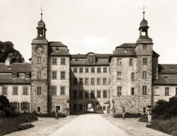 Schloss und Schlossgarten Schwetzingen - Schwetzingen Schloss Ehrenhof, Hauptbau und Mittelbau, 1918 - Glasnegative Wilhelm Kratt (1869-1949) (Herkunft: Generallandesarchiv Karlsruhe, 498-1 Nr. 5218, https://www.landesarchiv-bw.de/plink/?f=4-1082966-1, Public Domain Mark 1.0 Universell) Schloss und Schlossgarten Schwetzingen - Schwetzingen Schloss Ehrenhof, Hauptbau und Mittelbau, 1918 - Glasnegative Wilhelm Kratt (1869-1949) (Herkunft: Generallandesarchiv Karlsruhe, 498-1 Nr. 5218, https://www.landesarchiv-bw.de/plink/?f=4-1082966-1, Public Domain Mark 1.0 Universell)