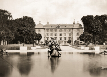 Schloss und Schlossgarten Schwetzingen - Das Grossherzogliche Schloss zu Schwetzingen / Ansicht von der Gartenseite her, vor 1913 - Autor/Fotograf: Verlag von A. Mencke & Co., Wandsbek bei Hamburg (Herkunft: Generallandesarchiv Karlsruhe, J-B Schwetzingen 6, https://www.landesarchiv-bw.de/plink/?f=4-1548681-1, Public Domain Mark 1.0 Universell) Schloss und Schlossgarten Schwetzingen - Das Grossherzogliche Schloss zu Schwetzingen / Ansicht von der Gartenseite her, vor 1913 - Autor/Fotograf: Verlag von A. Mencke & Co., Wandsbek bei Hamburg (Herkunft: Generallandesarchiv Karlsruhe, J-B Schwetzingen 6, https://www.landesarchiv-bw.de/plink/?f=4-1548681-1, Public Domain Mark 1.0 Universell)