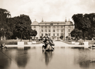 Schloss und Schlossgarten Schwetzingen - Das Grossherzogliche Schloss zu Schwetzingen / Ansicht von der Gartenseite her, vor 1913 - Autor/Fotograf: Verlag von A. Mencke & Co., Wandsbek bei Hamburg (Herkunft: Generallandesarchiv Karlsruhe, J-B Schwetzingen 6, https://www.landesarchiv-bw.de/plink/?f=4-1548681-1, Public Domain Mark 1.0 Universell) Schloss und Schlossgarten Schwetzingen - Das Grossherzogliche Schloss zu Schwetzingen / Ansicht von der Gartenseite her, vor 1913 - Autor/Fotograf: Verlag von A. Mencke & Co., Wandsbek bei Hamburg (Herkunft: Generallandesarchiv Karlsruhe, J-B Schwetzingen 6, https://www.landesarchiv-bw.de/plink/?f=4-1548681-1, Public Domain Mark 1.0 Universell)