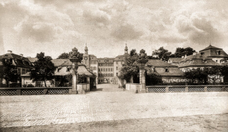 Schloss und Schlossgarten Schwetzingen - Das Grossherzogliche Schloss zu Schwetzingen, vor 1913 - Autor/Fotograf: Verlag von A. Mencke & Co., Wandsbek bei Hamburg (Herkunft: Generallandesarchiv Karlsruhe, J-B Schwetzingen 7, https://www.landesarchiv-bw.de/plink/?f=4-1548682-1, Public Domain Mark 1.0 Universell) Schloss und Schlossgarten Schwetzingen - Das Grossherzogliche Schloss zu Schwetzingen, vor 1913 - Autor/Fotograf: Verlag von A. Mencke & Co., Wandsbek bei Hamburg (Herkunft: Generallandesarchiv Karlsruhe, J-B Schwetzingen 7, https://www.landesarchiv-bw.de/plink/?f=4-1548682-1, Public Domain Mark 1.0 Universell)
