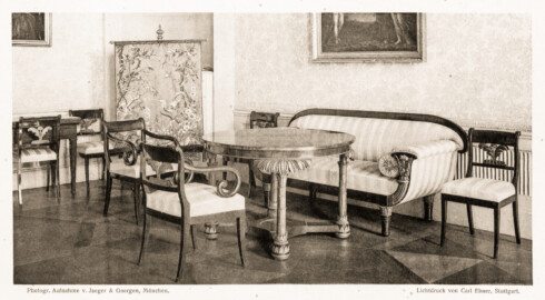 Schloss und Schlossgarten Schwetzingen - Tafel 14 - "Sofagruppe aus dem grossherzoglichen Schloss Schwetzingen" des Buchs "Ferdinand Luthmer: Bürgerliche Möbel aus dem ersten Drittel des 19. Jh. mit einigen Beispielen aus Staatsgemächern fürstlicher Schlösser; neue Folge – 1908" (Bildnachweis: Bauhaus-Universität Weimar, Digitale Sammlungen, https://nbn-resolving.org/urn:nbn:de:gbv:wim2-g-2678994, gemeinfrei) Schloss und Schlossgarten Schwetzingen - Tafel 14 - "Sofagruppe aus dem grossherzoglichen Schloss Schwetzingen" des Buchs "Ferdinand Luthmer: Bürgerliche Möbel aus dem ersten Drittel des 19. Jh. mit einigen Beispielen aus Staatsgemächern fürstlicher Schlösser; neue Folge – 1908" (Bildnachweis: Bauhaus-Universität Weimar, Digitale Sammlungen, https://nbn-resolving.org/urn:nbn:de:gbv:wim2-g-2678994, gemeinfrei)