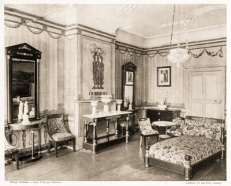 Schloss und Schlossgarten Schwetzingen - Tafel 16 - "Grosser Salon mit Konsoltisch und Ruhebett aus Schwetzingen" des Buchs "Ferdinand Luthmer: Bürgerliche Möbel aus dem ersten Drittel des 19. Jh. mit einigen Beispielen aus Staatsgemächern fürstlicher Schlösser; neue Folge – 1908" (Bildnachweis: Bauhaus-Universität Weimar, Digitale Sammlungen, https://nbn-resolving.org/urn:nbn:de:gbv:wim2-g-2678994, gemeinfrei) Schloss und Schlossgarten Schwetzingen - Tafel 16 - "Grosser Salon mit Konsoltisch und Ruhebett aus Schwetzingen" des Buchs "Ferdinand Luthmer: Bürgerliche Möbel aus dem ersten Drittel des 19. Jh. mit einigen Beispielen aus Staatsgemächern fürstlicher Schlösser; neue Folge – 1908" (Bildnachweis: Bauhaus-Universität Weimar, Digitale Sammlungen, https://nbn-resolving.org/urn:nbn:de:gbv:wim2-g-2678994, gemeinfrei)