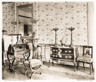 Schloss und Schlossgarten Schwetzingen - Tafel 17 - "Damenschreibtisch, Kommode, Sitzmöbel aus Schwetzingen" des Buchs "Ferdinand Luthmer: Bürgerliche Möbel aus dem ersten Drittel des 19. Jh. mit einigen Beispielen aus Staatsgemächern fürstlicher Schlösser; neue Folge – 1908" (Bildnachweis: Bauhaus-Universität Weimar, Digitale Sammlungen, https://nbn-resolving.org/urn:nbn:de:gbv:wim2-g-2678994, gemeinfrei) Schloss und Schlossgarten Schwetzingen - Tafel 17 - "Damenschreibtisch, Kommode, Sitzmöbel aus Schwetzingen" des Buchs "Ferdinand Luthmer: Bürgerliche Möbel aus dem ersten Drittel des 19. Jh. mit einigen Beispielen aus Staatsgemächern fürstlicher Schlösser; neue Folge – 1908" (Bildnachweis: Bauhaus-Universität Weimar, Digitale Sammlungen, https://nbn-resolving.org/urn:nbn:de:gbv:wim2-g-2678994, gemeinfrei)