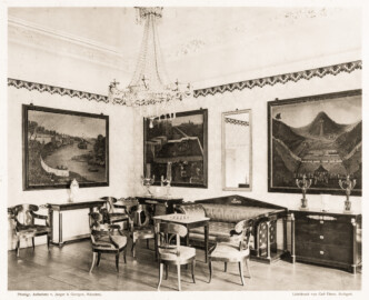 Schloss und Schlossgarten Schwetzingen - Tafel 18 - "Wohnzimmer, Sofagruppe und Kommode aus Schwetzingen" des Buchs "Ferdinand Luthmer: Bürgerliche Möbel aus dem ersten Drittel des 19. Jh. mit einigen Beispielen aus Staatsgemächern fürstlicher Schlösser; neue Folge – 1908" (Bildnachweis: Bauhaus-Universität Weimar, Digitale Sammlungen, https://nbn-resolving.org/urn:nbn:de:gbv:wim2-g-2678994, gemeinfrei) Schloss und Schlossgarten Schwetzingen - Tafel 18 - "Wohnzimmer, Sofagruppe und Kommode aus Schwetzingen" des Buchs "Ferdinand Luthmer: Bürgerliche Möbel aus dem ersten Drittel des 19. Jh. mit einigen Beispielen aus Staatsgemächern fürstlicher Schlösser; neue Folge – 1908" (Bildnachweis: Bauhaus-Universität Weimar, Digitale Sammlungen, https://nbn-resolving.org/urn:nbn:de:gbv:wim2-g-2678994, gemeinfrei)