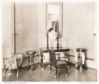 Schloss und Schlossgarten Schwetzingen - Tafel 19 - "Dreifüsse, Toilettentisch und Sitzmöbel aus Schwetzingen" des Buchs "Ferdinand Luthmer: Bürgerliche Möbel aus dem ersten Drittel des 19. Jh. mit einigen Beispielen aus Staatsgemächern fürstlicher Schlösser; neue Folge – 1908" (Bildnachweis: Bauhaus-Universität Weimar, Digitale Sammlungen, https://nbn-resolving.org/urn:nbn:de:gbv:wim2-g-2678994, gemeinfrei) Schloss und Schlossgarten Schwetzingen - Tafel 19 - "Dreifüsse, Toilettentisch und Sitzmöbel aus Schwetzingen" des Buchs "Ferdinand Luthmer: Bürgerliche Möbel aus dem ersten Drittel des 19. Jh. mit einigen Beispielen aus Staatsgemächern fürstlicher Schlösser; neue Folge – 1908" (Bildnachweis: Bauhaus-Universität Weimar, Digitale Sammlungen, https://nbn-resolving.org/urn:nbn:de:gbv:wim2-g-2678994, gemeinfrei)