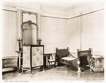 Schloss und Schlossgarten Schwetzingen - Tafel 20 - "Schlafzimmer aus Schwetzingen" des Buchs "Ferdinand Luthmer: Bürgerliche Möbel aus dem ersten Drittel des 19. Jh. mit einigen Beispielen aus Staatsgemächern fürstlicher Schlösser; neue Folge – 1908" (Bildnachweis: Bauhaus-Universität Weimar, Digitale Sammlungen, https://nbn-resolving.org/urn:nbn:de:gbv:wim2-g-2678994, gemeinfrei) Schloss und Schlossgarten Schwetzingen - Tafel 20 - "Schlafzimmer aus Schwetzingen" des Buchs "Ferdinand Luthmer: Bürgerliche Möbel aus dem ersten Drittel des 19. Jh. mit einigen Beispielen aus Staatsgemächern fürstlicher Schlösser; neue Folge – 1908" (Bildnachweis: Bauhaus-Universität Weimar, Digitale Sammlungen, https://nbn-resolving.org/urn:nbn:de:gbv:wim2-g-2678994, gemeinfrei)