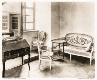 Schloss und Schlossgarten Schwetzingen - Tafel 21 - "Schreibtisch und Sofagruppe aus Schwetzingen" des Buchs "Ferdinand Luthmer: Bürgerliche Möbel aus dem ersten Drittel des 19. Jh. mit einigen Beispielen aus Staatsgemächern fürstlicher Schlösser; neue Folge – 1908" (Bildnachweis: Bauhaus-Universität Weimar, Digitale Sammlungen, https://nbn-resolving.org/urn:nbn:de:gbv:wim2-g-2678994, gemeinfrei) Schloss und Schlossgarten Schwetzingen - Tafel 21 - "Schreibtisch und Sofagruppe aus Schwetzingen" des Buchs "Ferdinand Luthmer: Bürgerliche Möbel aus dem ersten Drittel des 19. Jh. mit einigen Beispielen aus Staatsgemächern fürstlicher Schlösser; neue Folge – 1908" (Bildnachweis: Bauhaus-Universität Weimar, Digitale Sammlungen, https://nbn-resolving.org/urn:nbn:de:gbv:wim2-g-2678994, gemeinfrei)