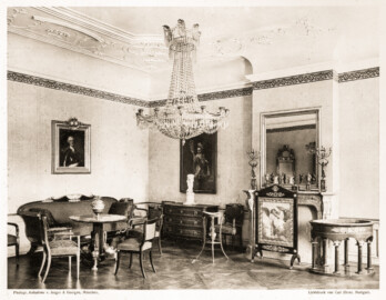 Schloss und Schlossgarten Schwetzingen - Tafel 22 - "Familienzimmer aus Schwetzingen" des Buchs "Ferdinand Luthmer: Bürgerliche Möbel aus dem ersten Drittel des 19. Jh. mit einigen Beispielen aus Staatsgemächern fürstlicher Schlösser; neue Folge – 1908" (Bildnachweis: Bauhaus-Universität Weimar, Digitale Sammlungen, https://nbn-resolving.org/urn:nbn:de:gbv:wim2-g-2678994, gemeinfrei) Schloss und Schlossgarten Schwetzingen - Tafel 22 - "Familienzimmer aus Schwetzingen" des Buchs "Ferdinand Luthmer: Bürgerliche Möbel aus dem ersten Drittel des 19. Jh. mit einigen Beispielen aus Staatsgemächern fürstlicher Schlösser; neue Folge – 1908" (Bildnachweis: Bauhaus-Universität Weimar, Digitale Sammlungen, https://nbn-resolving.org/urn:nbn:de:gbv:wim2-g-2678994, gemeinfrei)