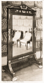 Schloss und Schlossgarten Schwetzingen - Tafel 39 - "Stehspiegel aus dem Grossherzoglichen Schloss in Schwetzingen" des Buchs "Ferdinand Luthmer: Bürgerliche Möbel aus dem ersten Drittel des 19. Jh. mit einigen Beispielen aus Staatsgemächern fürstlicher Schlösser; neue Folge – 1908" (Bildnachweis: Bauhaus-Universität Weimar, Digitale Sammlungen, https://nbn-resolving.org/urn:nbn:de:gbv:wim2-g-2678994, gemeinfrei) Schloss und Schlossgarten Schwetzingen - Tafel 39 - "Stehspiegel aus dem Grossherzoglichen Schloss in Schwetzingen" des Buchs "Ferdinand Luthmer: Bürgerliche Möbel aus dem ersten Drittel des 19. Jh. mit einigen Beispielen aus Staatsgemächern fürstlicher Schlösser; neue Folge – 1908" (Bildnachweis: Bauhaus-Universität Weimar, Digitale Sammlungen, https://nbn-resolving.org/urn:nbn:de:gbv:wim2-g-2678994, gemeinfrei)