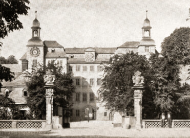Schloss und Schlossgarten Schwetzingen - Das Schloss - (Bildnachweis: Seite 3 im Buch: "Otto Schwarz (Hg.): Wegweiser durch Schwetzingen's Schlossgarten - Vollständiger Katalog aller Sehenswürdigkeiten - 11. Auflage - ca. 1914" - Reproduktion durch Dr. Manfred Schneider, Juli 2026) Schloss und Schlossgarten Schwetzingen - Das Schloss - (Bildnachweis: Seite 3 im Buch: "Otto Schwarz (Hg.): Wegweiser durch Schwetzingen's Schlossgarten - Vollständiger Katalog aller Sehenswürdigkeiten - 11. Auflage - ca. 1914" - Reproduktion durch Dr. Manfred Schneider, Juli 2026)